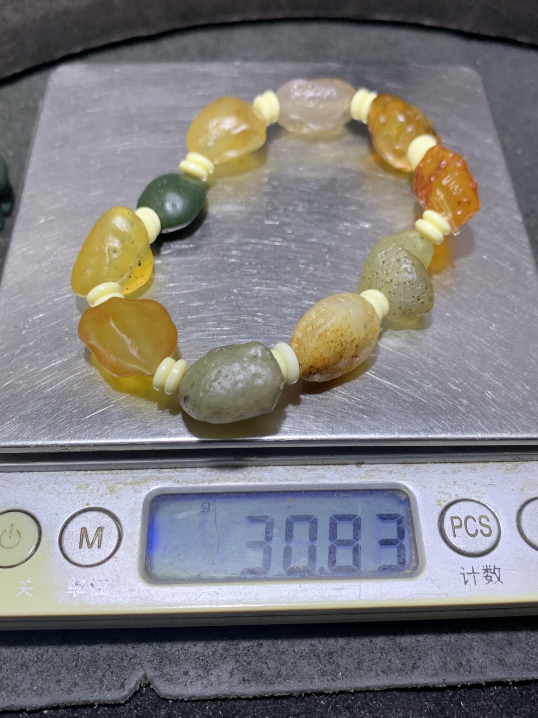 精美阿拉善彩珠玛瑙原石手串一条，