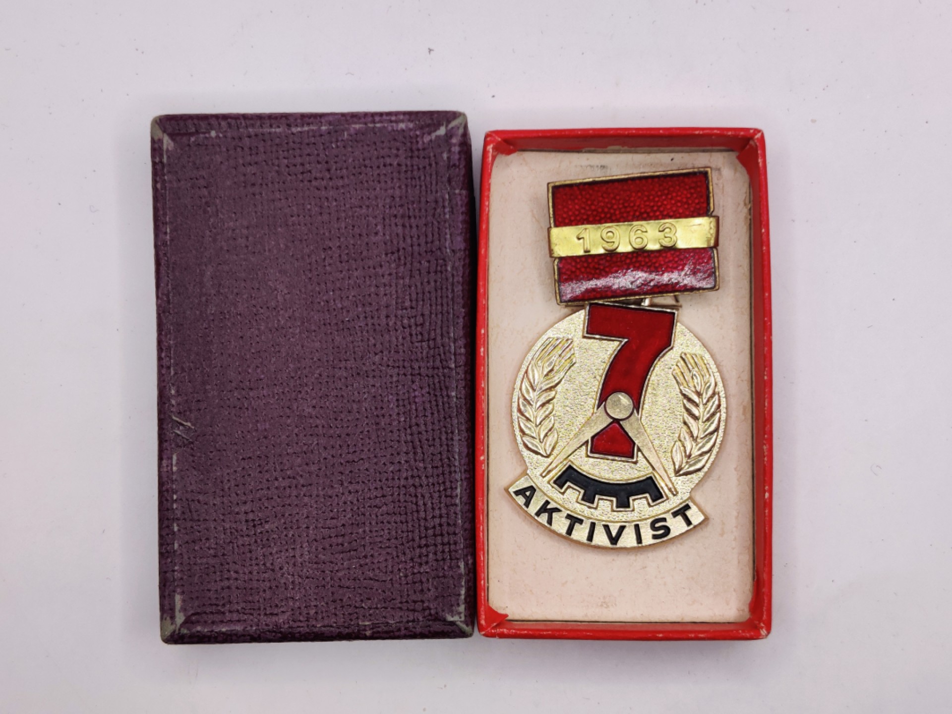 全场0元起拍 第25期 咸鱼国勋章拍卖专场 1月29日（周日）下午6：00开始 东德七年计划积极份子奖章