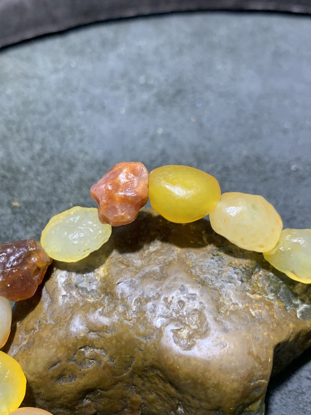 精美天然洁净透彻阿拉善彩珠玛瑙手串一条，