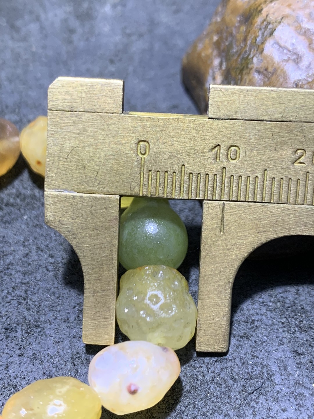 精美天然洁净透彻阿拉善彩珠玛瑙手串一条，
