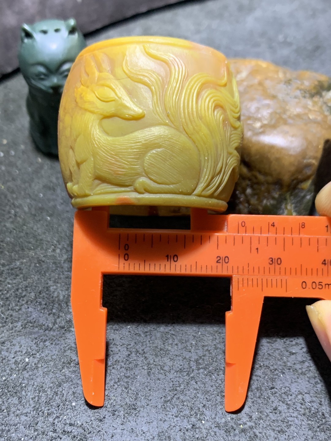 精美亚光高玉化战国红玛瑙手工雕刻仿古纹灵狐扳指一个，