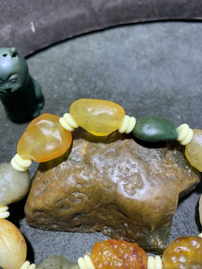 精美阿拉善彩珠玛瑙原石手串一条， 精美阿拉善彩珠玛瑙原石手串一条，