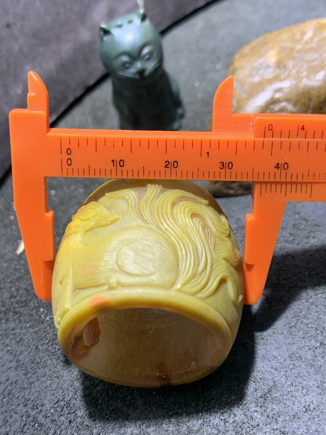 精美亚光高玉化战国红玛瑙手工雕刻仿古纹灵狐扳指一个，