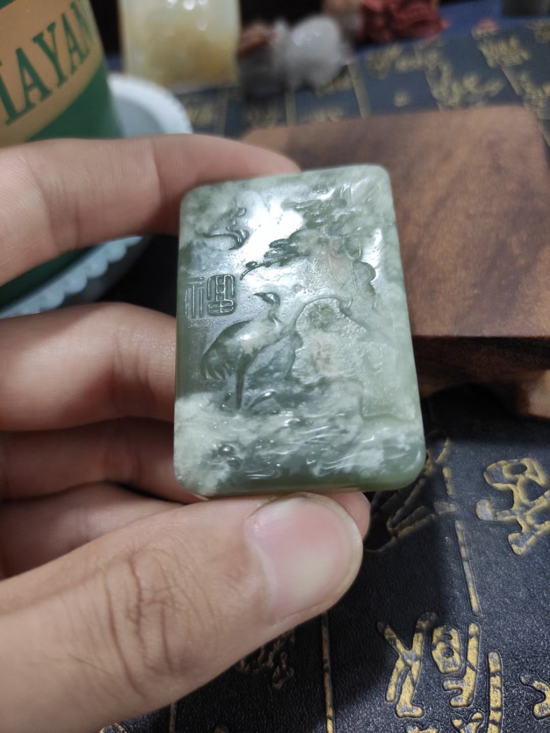 和田玉湖水绿虎牌双面雕刻实物拍摄意境山水牌子