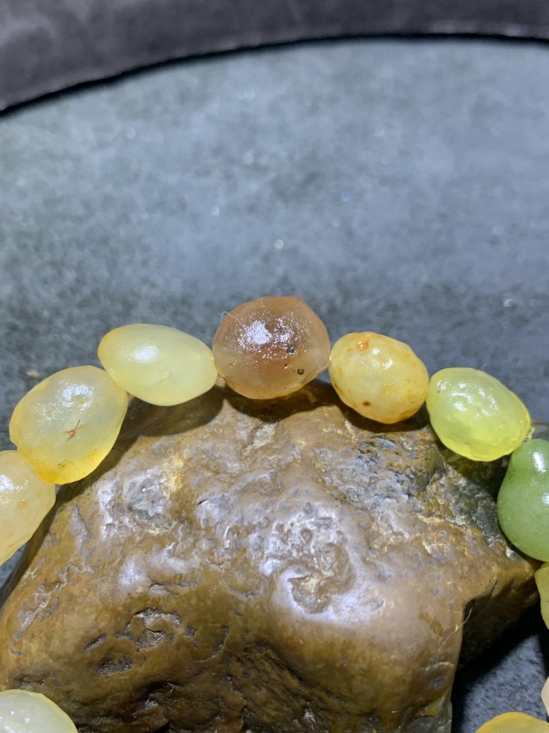 精美天然洁净透彻阿拉善彩珠玛瑙手串一条，