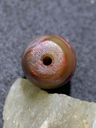 精美亚光冰飘战国红玛瑙手工俏色巧雕寿带鸟桶珠一颗 精美亚光冰飘战国红玛瑙手工俏色巧雕寿带鸟桶珠一颗