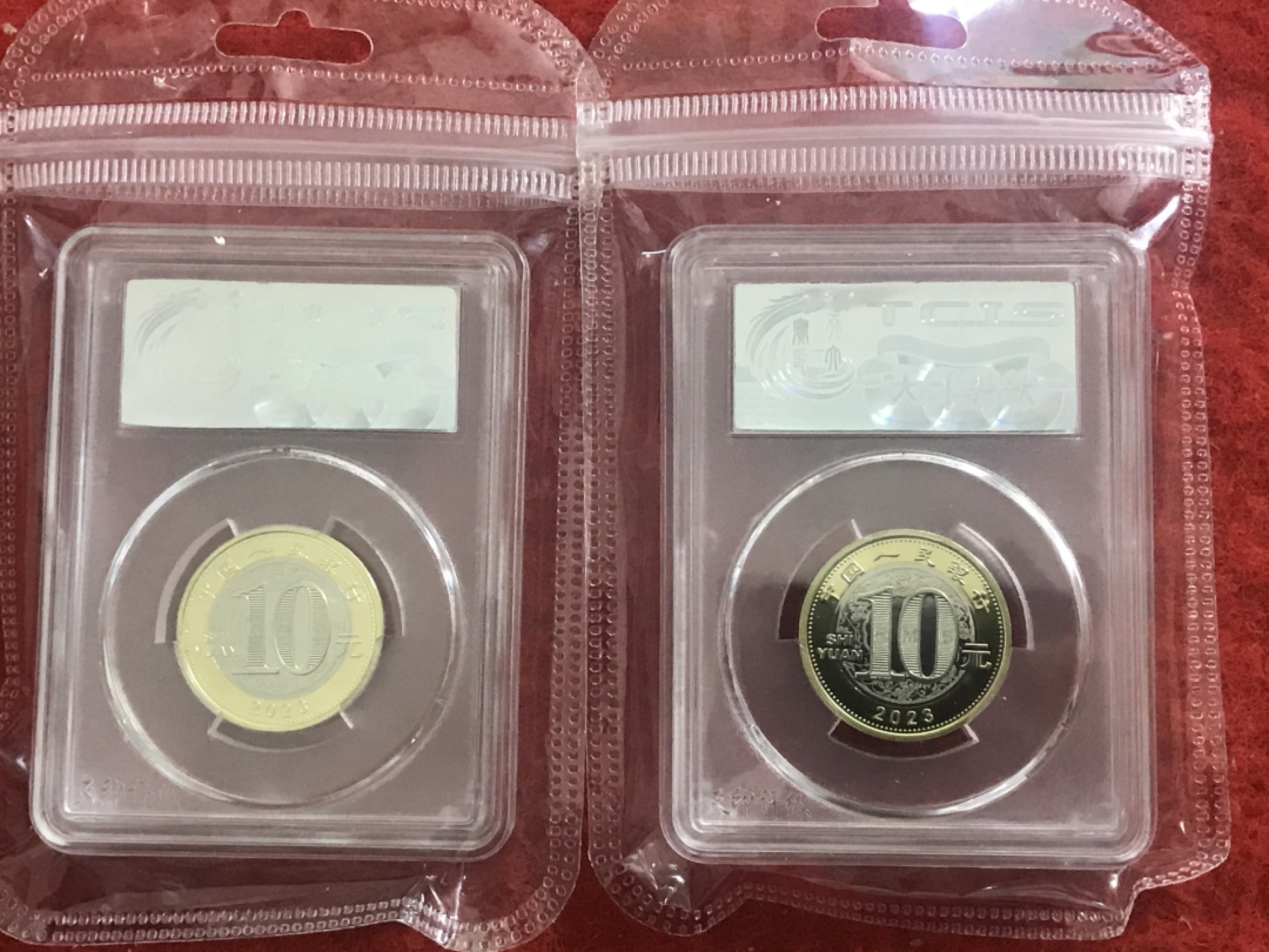 缤纷诚信拍594期 首发纪念标，蓝精灵评级兔两枚，送礼首选，