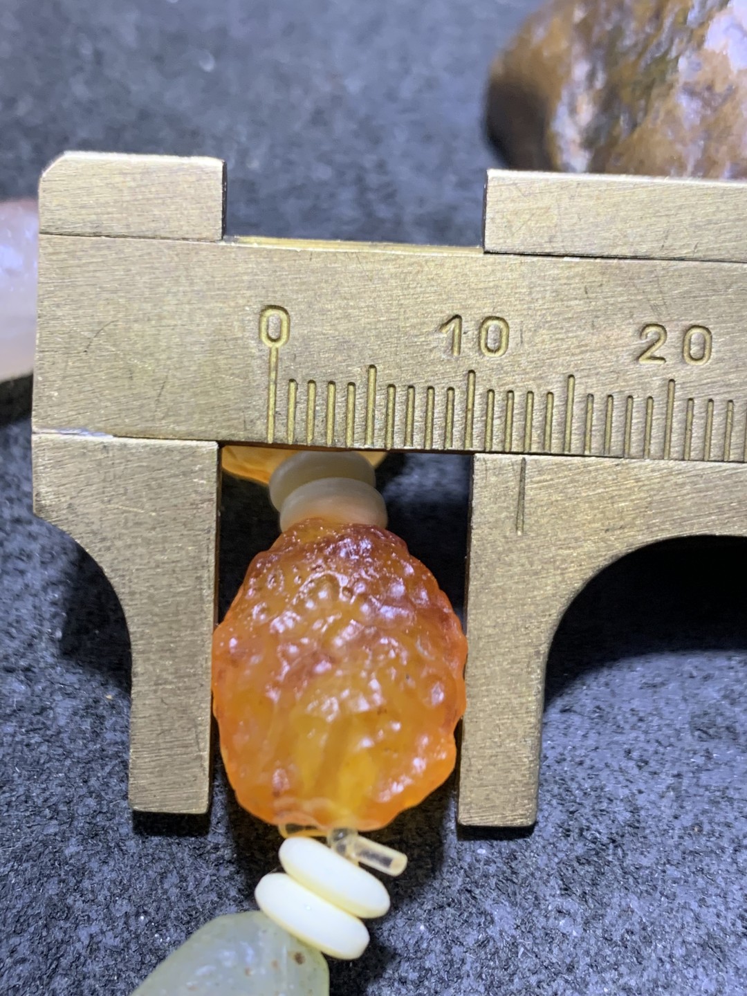 精美阿拉善彩珠玛瑙原石手串一条，