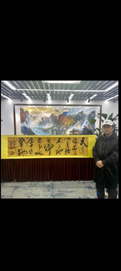 冯义兵书法，锦纶装裱，长2.8米款55公分，总共9个平方尺，真人手绘原作品，保真带证书支持权威机构鉴定。本店敢承诺：保真原作品，如假退款不退货。 - 冯义兵书法，锦纶装裱，长2.8米款55公分，总共9个平方尺，真人手绘原作品，保真带证书支持权威机构鉴定。本店敢承诺：保真原作品，如假退款不退货。