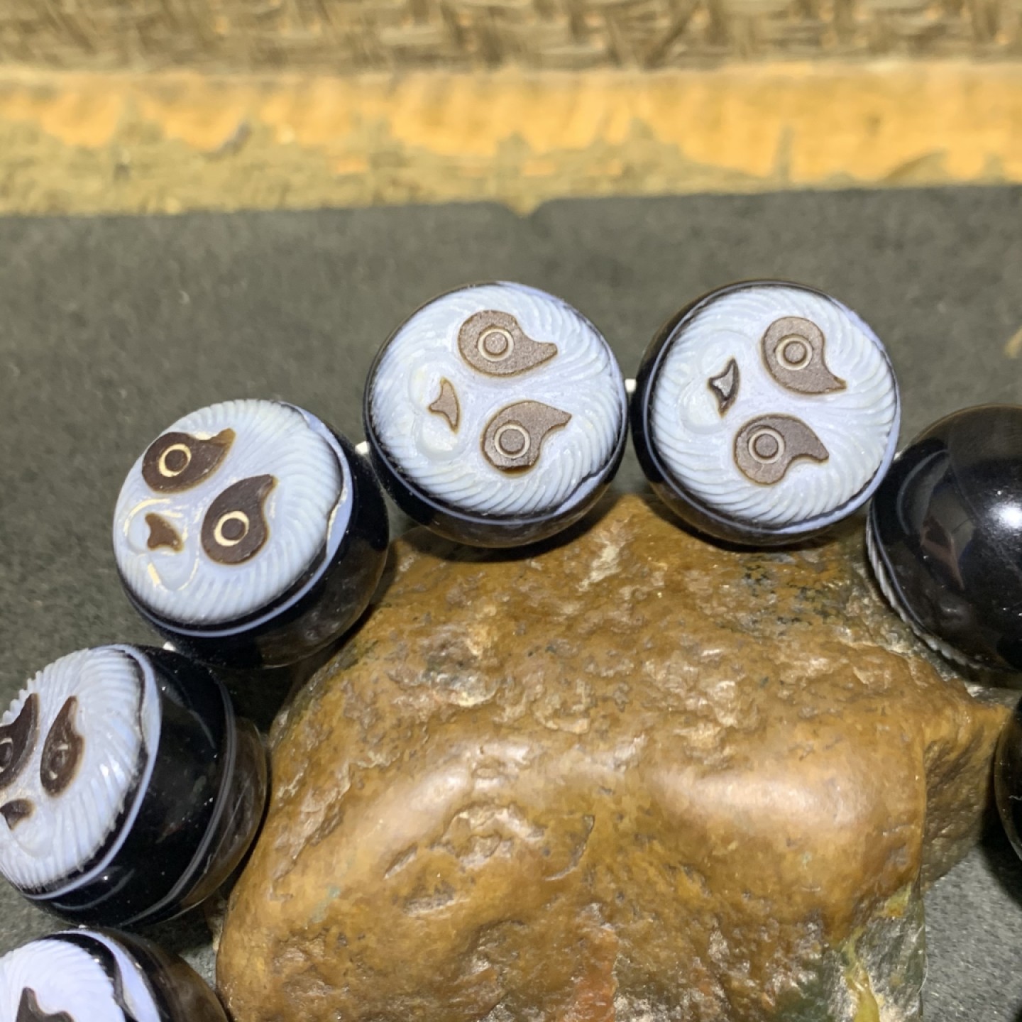 精品药师玛瑙俏色巧雕熊猫大手串一条，