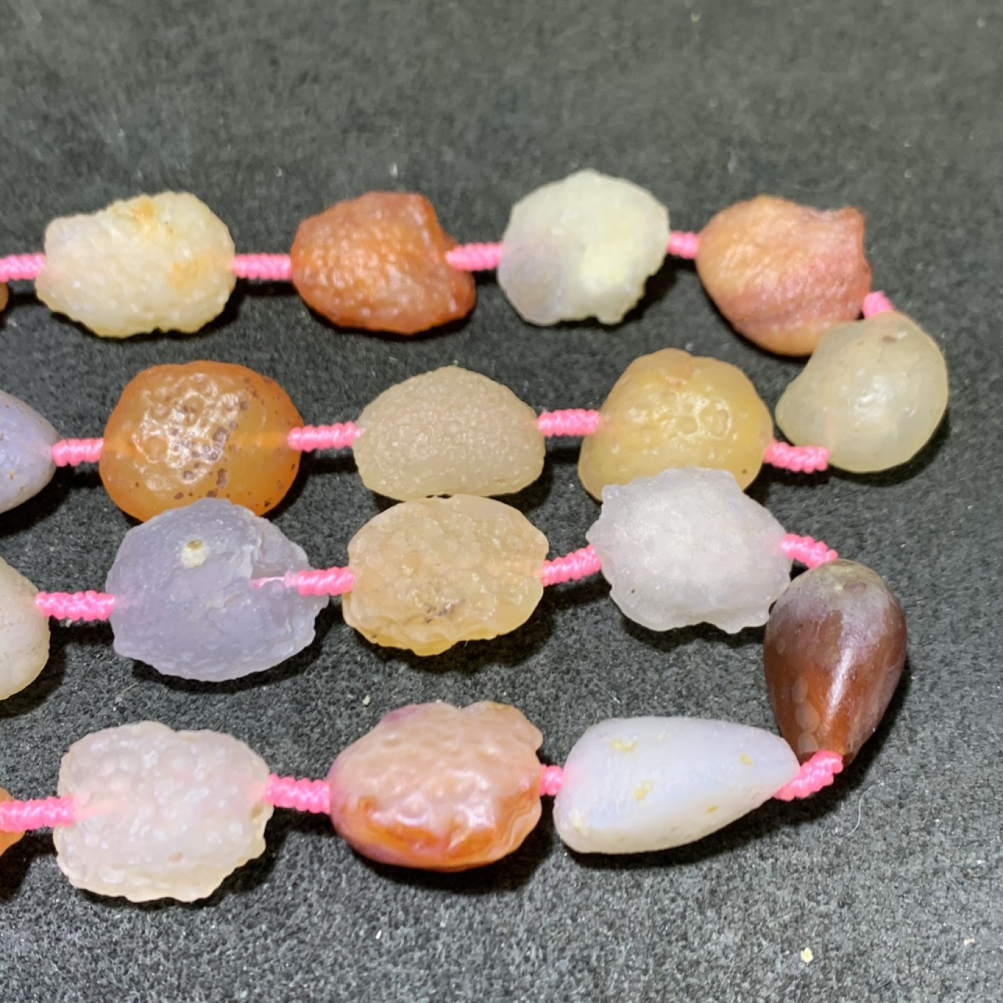 精美天然大颗粒阿拉善糖果料彩珠玛瑙项链一条，