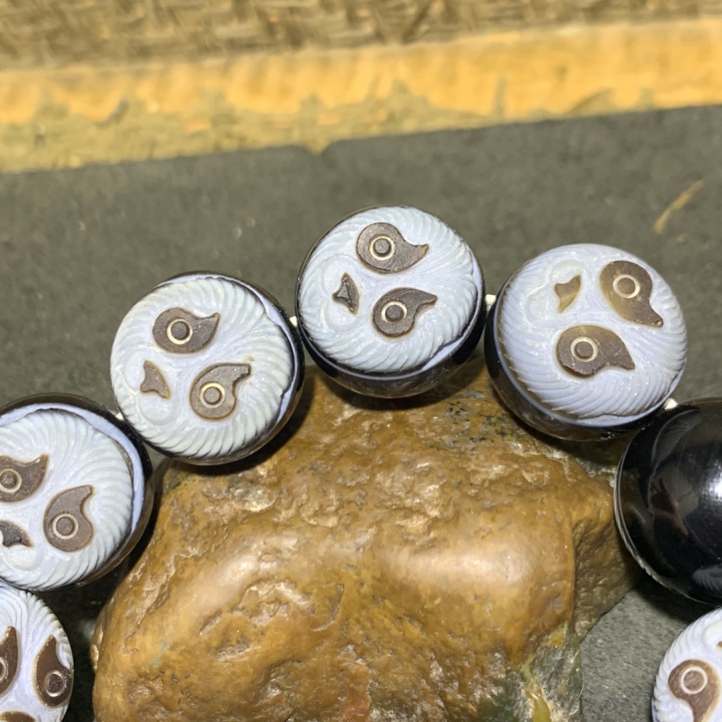 精品药师玛瑙俏色巧雕熊猫大手串一条，