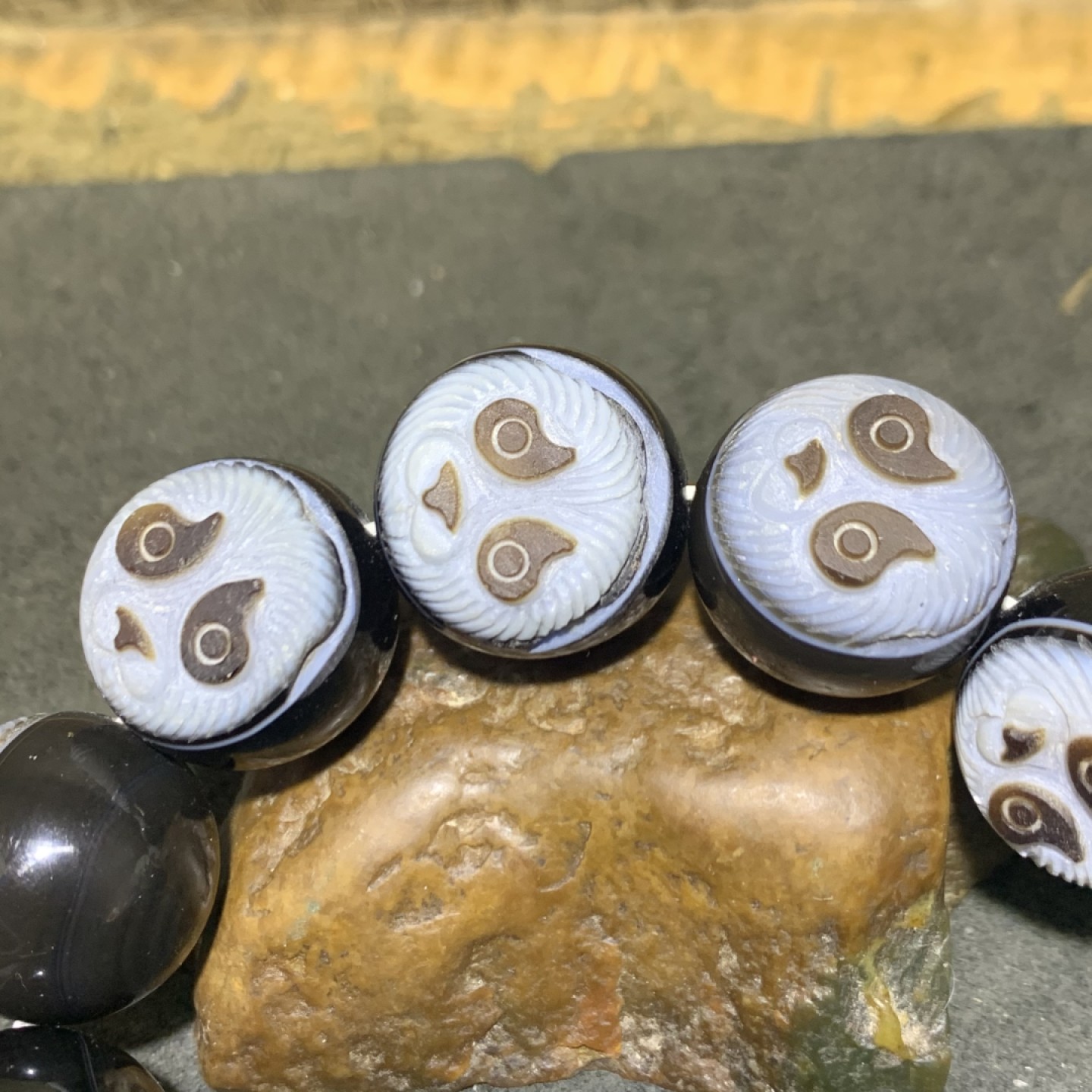 精品药师玛瑙俏色巧雕熊猫大手串一条，