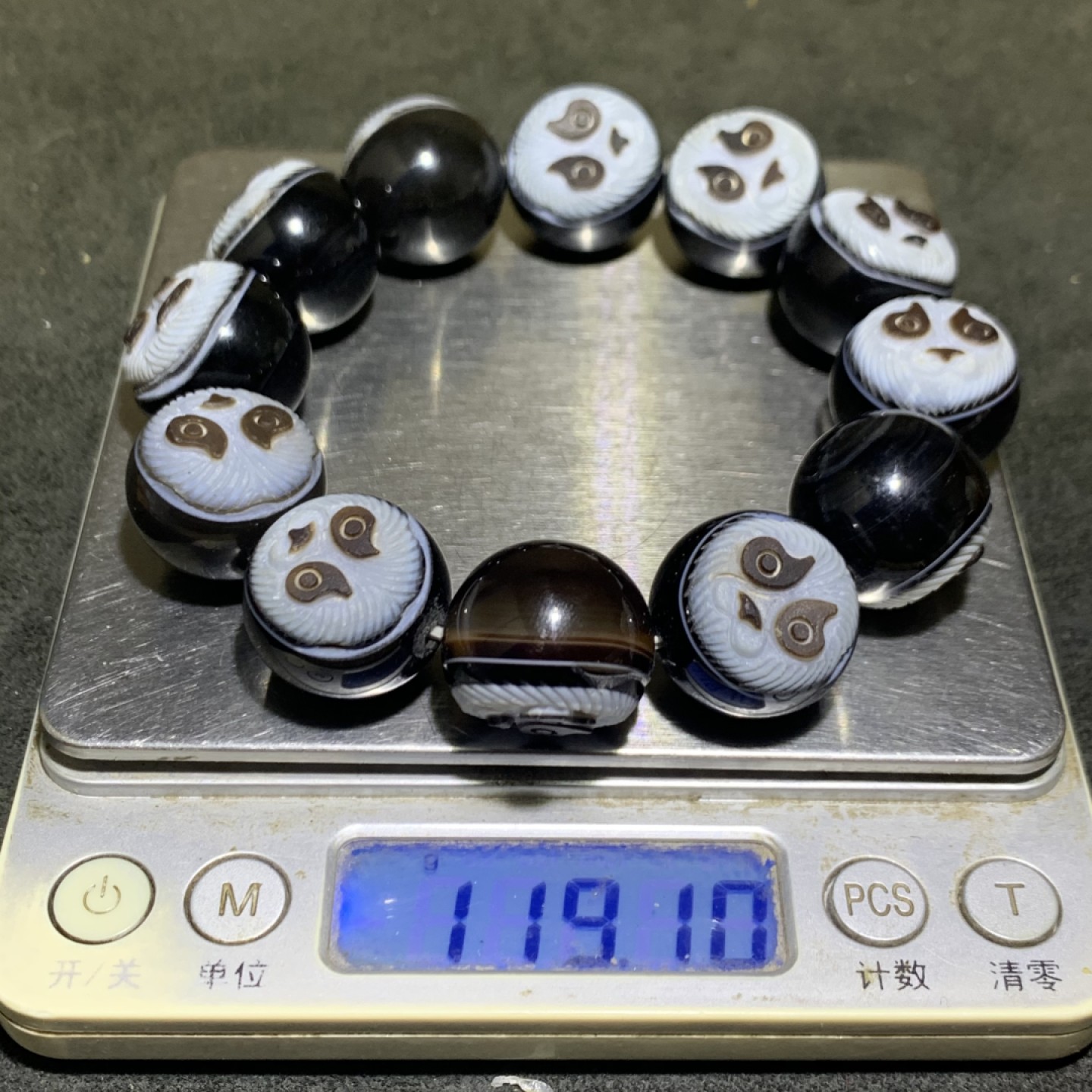 精品药师玛瑙俏色巧雕熊猫大手串一条，