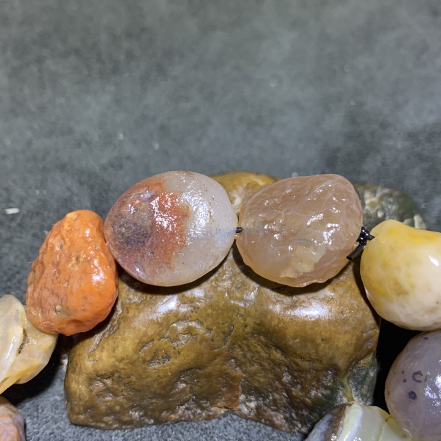 精美阿拉善多宝石原石手串一条，