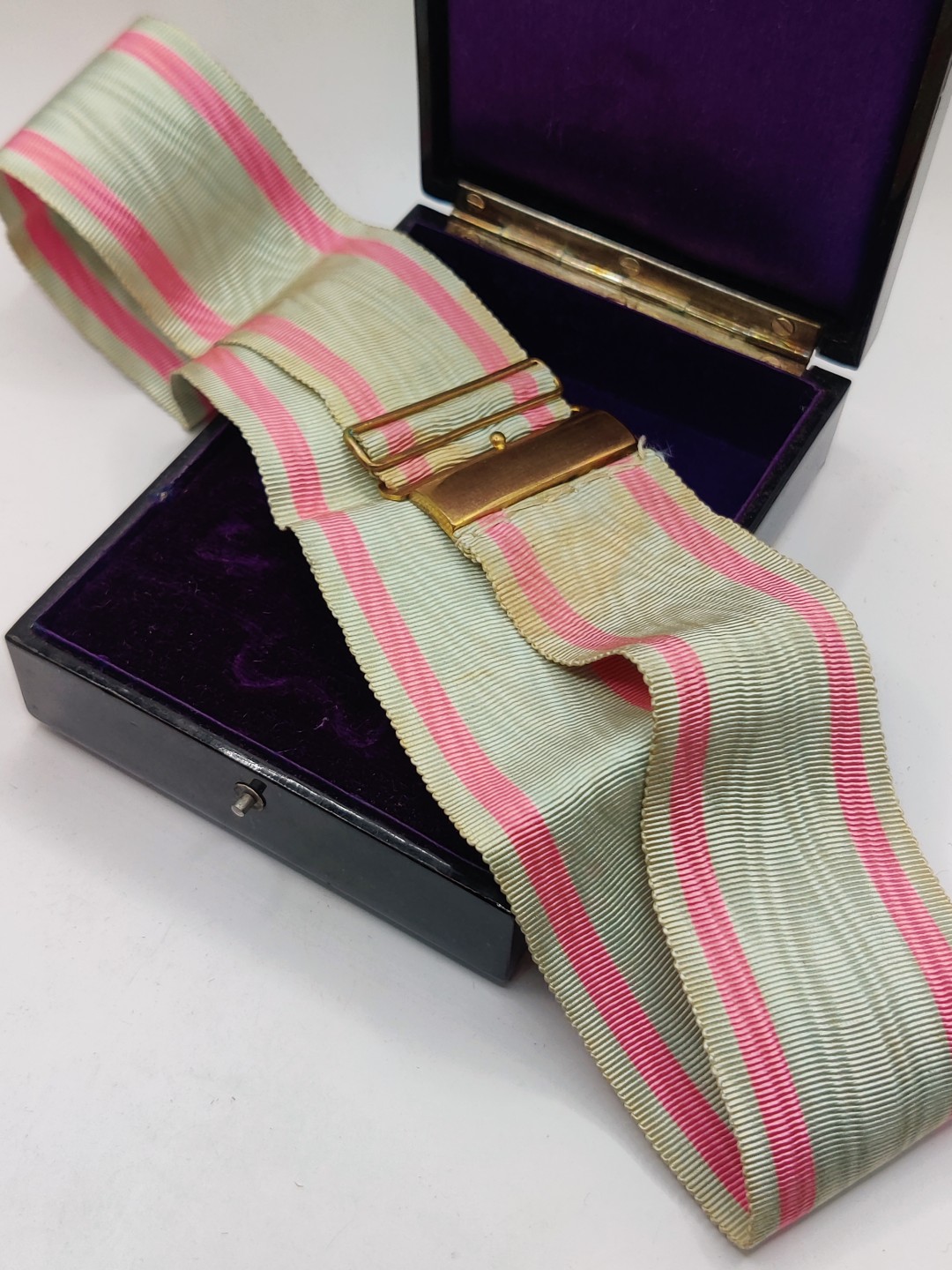 全场0元起拍 第26期 咸鱼国勋章拍卖专场 2月1日（周三）下午6：00开始 粉色绶带 三等瑞宝章 银制带盒略