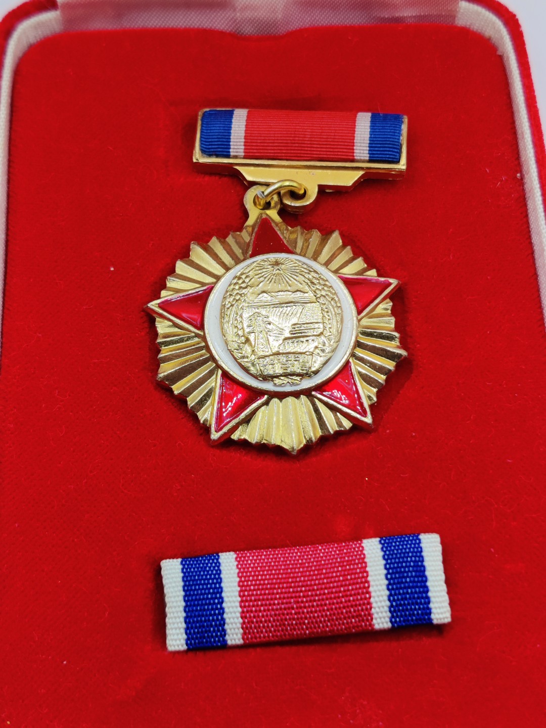 全场0元起拍 第26期 咸鱼国勋章拍卖专场 2月1日（周三）下午6：00开始 朝总联烫金国辉盒 共和国创建20年纪念勋章