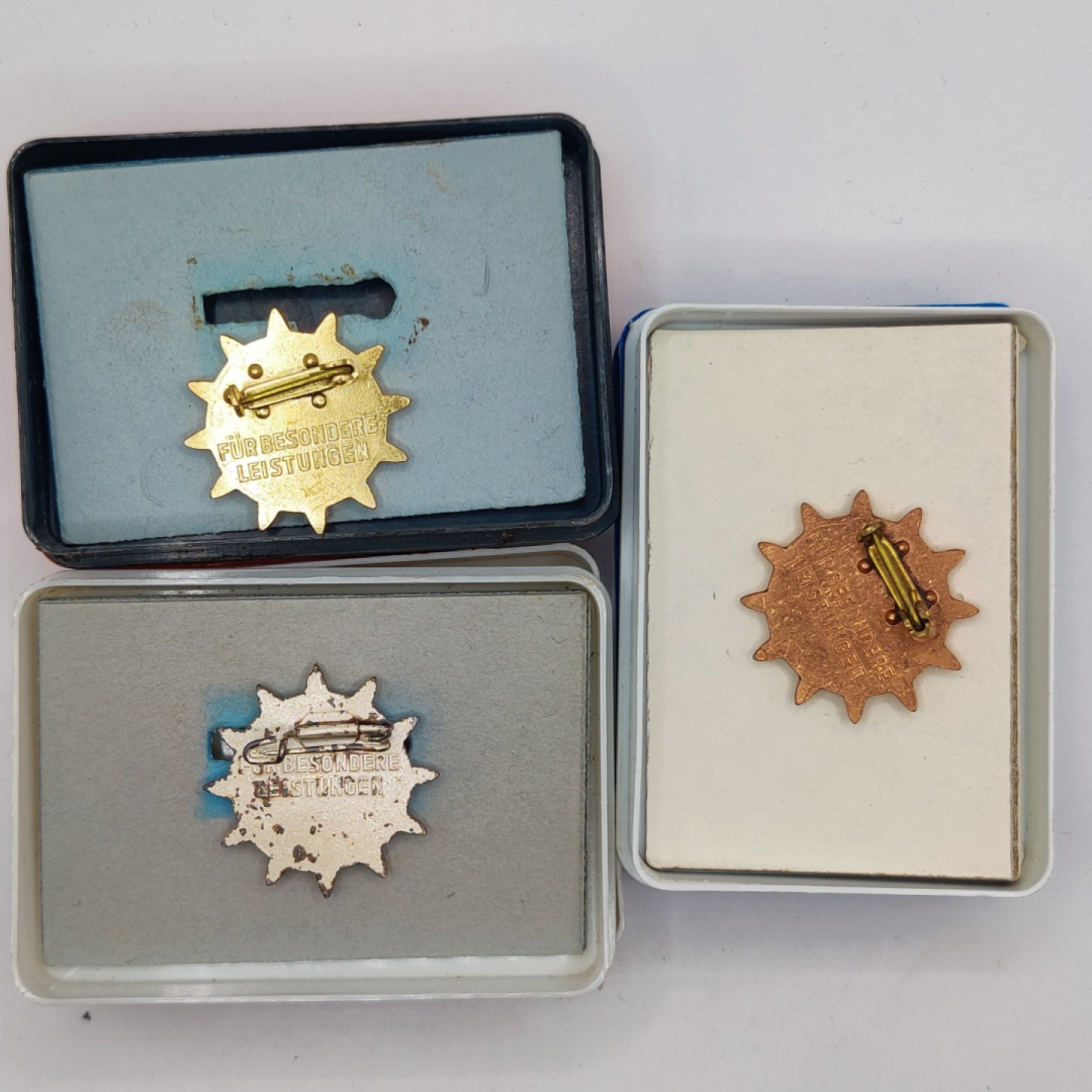 全场0元起拍 第26期 咸鱼国勋章拍卖专场 2月1日（周三）下午6：00开始 东德德国民主妇女联盟奖章金银铜级一套