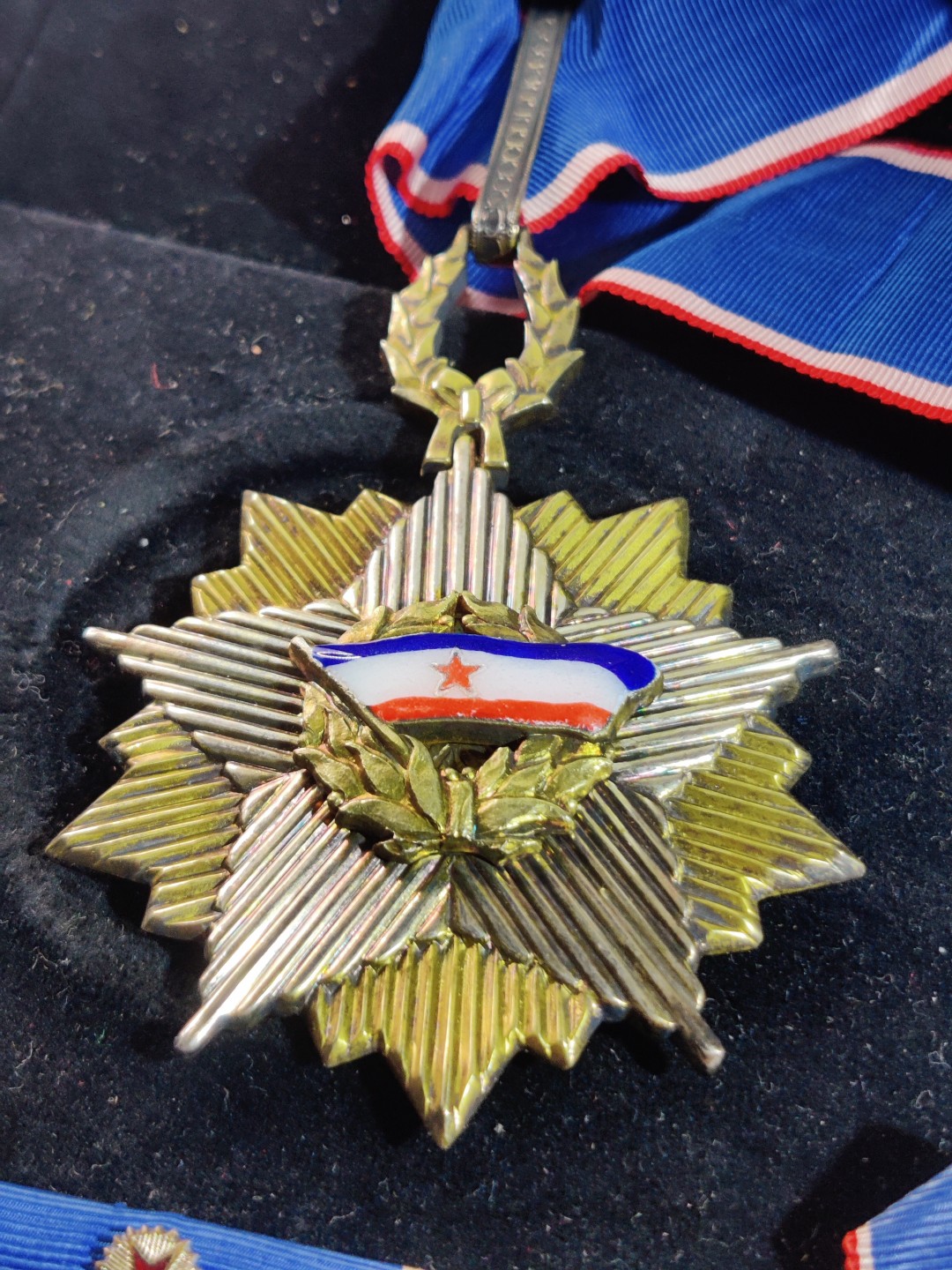 全场0元起拍 第26期 咸鱼国勋章拍卖专场 2月1日（周三）下午6：00开始 早期五火炬滚边盒版南斯拉夫三级旗帜勋章银质珐琅