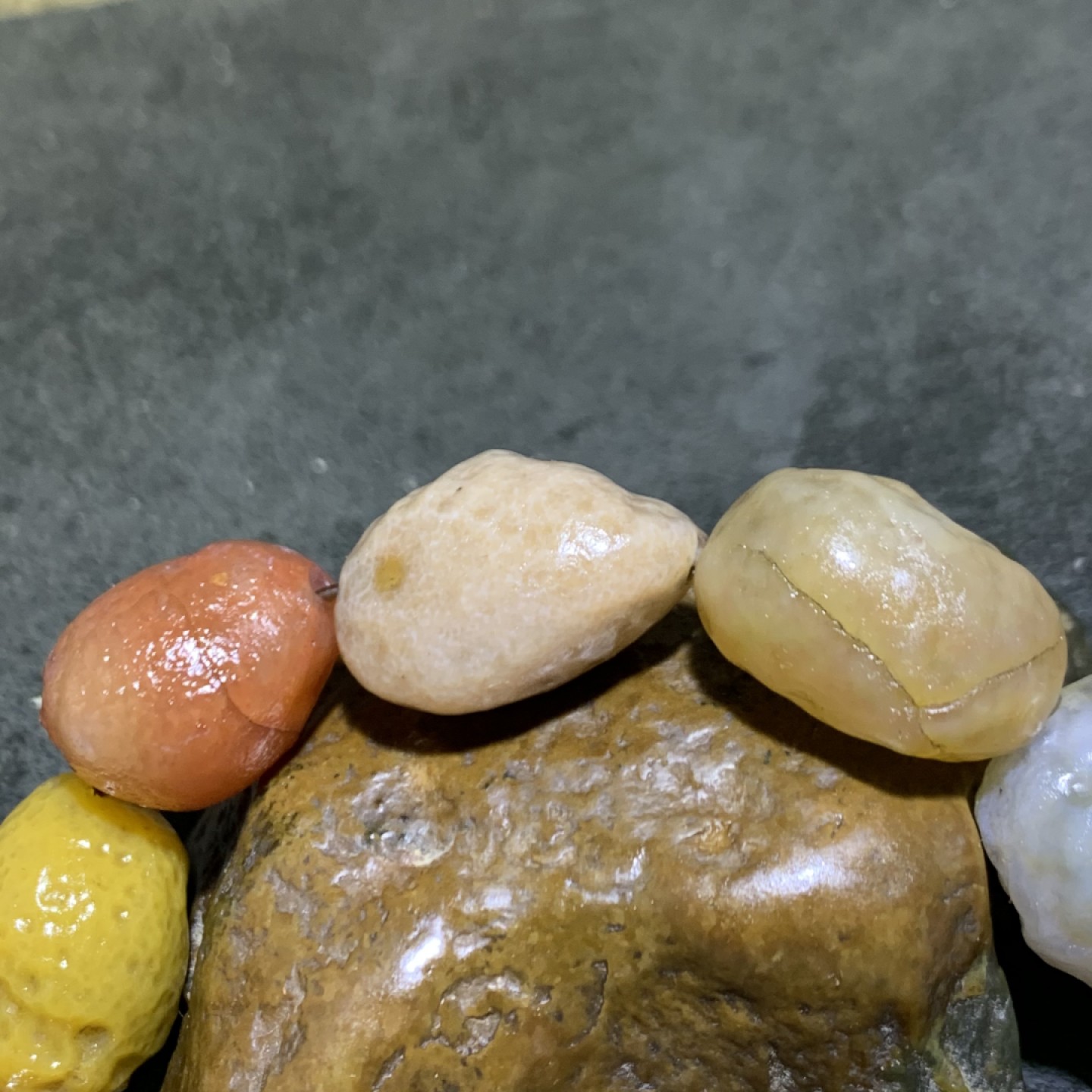 精美天然阿拉善粉彩糖心玛瑙原石手串一条，