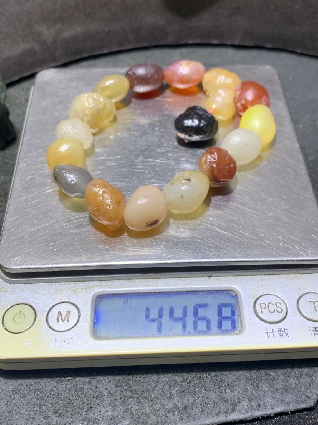 精美阿拉善彩珠玛瑙原石吊坠款手串一条，
