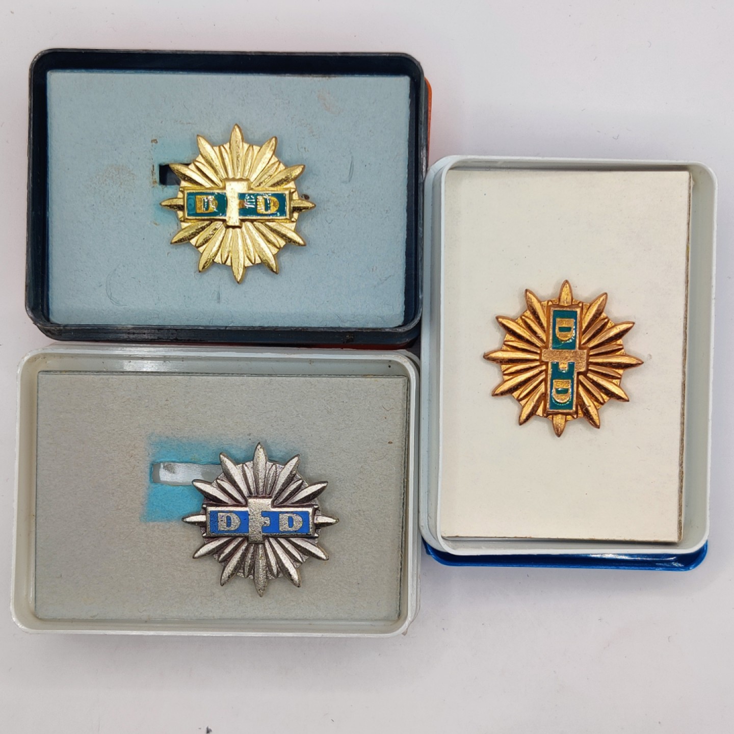 全场0元起拍 第26期 咸鱼国勋章拍卖专场 2月1日（周三）下午6：00开始 东德德国民主妇女联盟奖章金银铜级一套