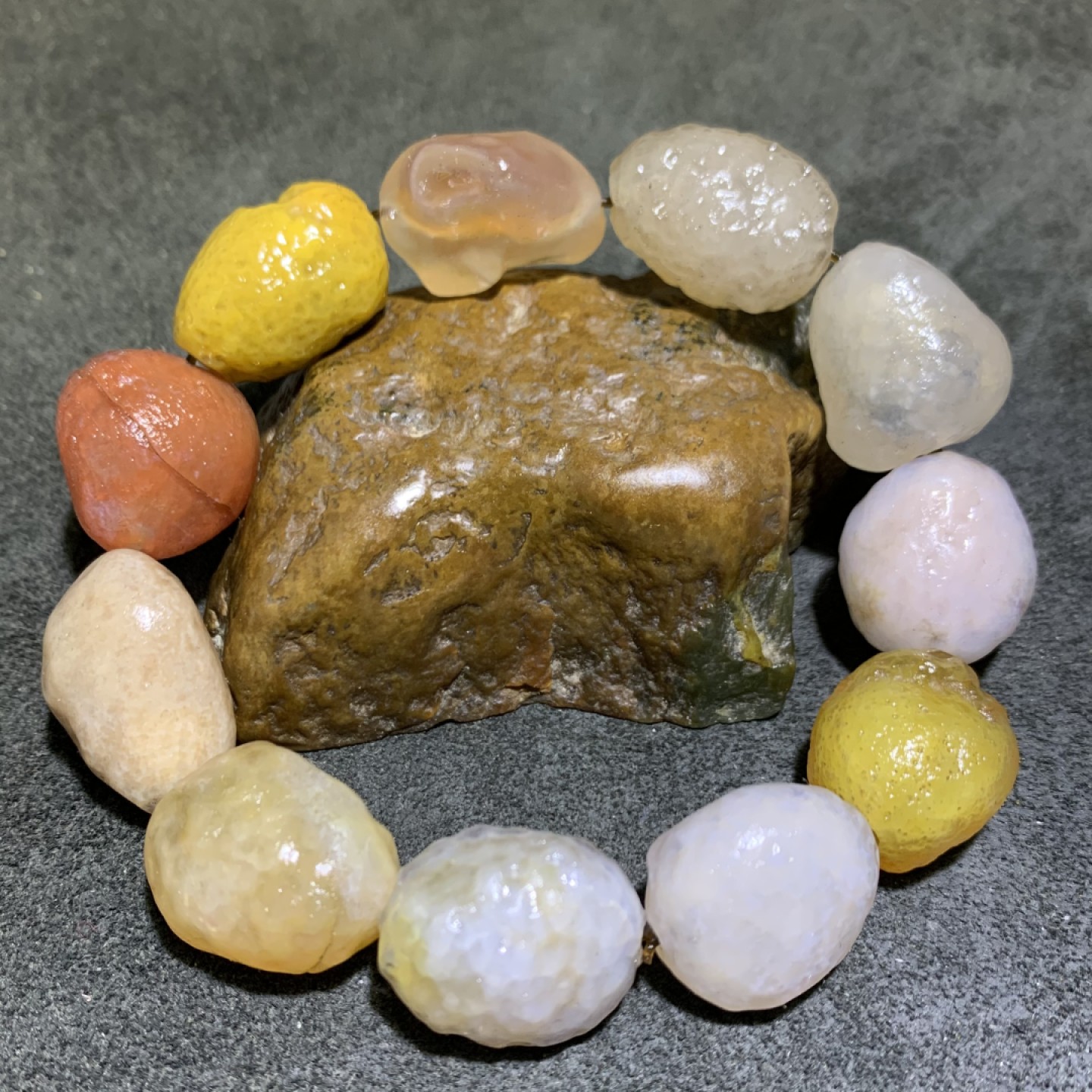 精美天然阿拉善粉彩糖心玛瑙原石手串一条，