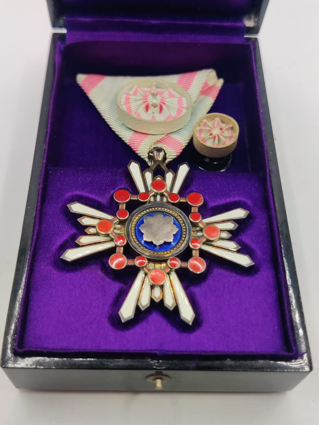 全场0元起拍 第26期 咸鱼国勋章拍卖专场 2月1日（周三）下午6：00开始 粉色绶带 四等瑞宝章 银制带盒略