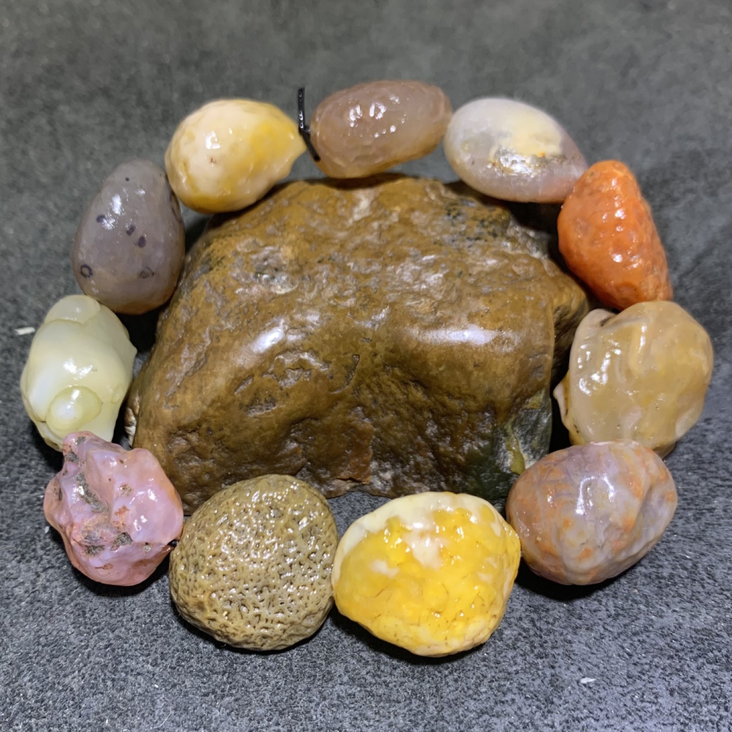 精美阿拉善多宝石原石手串一条，