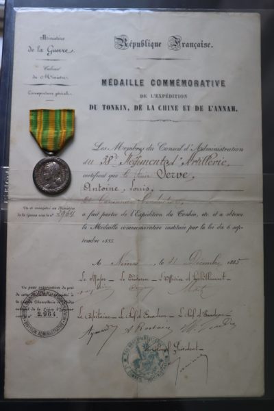 精品世界钱币勋章拍卖第3期 - 1900年法国中法战争陆军版6地名奖章及证书，证书稀少，章体包浆五彩斑斓十分漂亮。