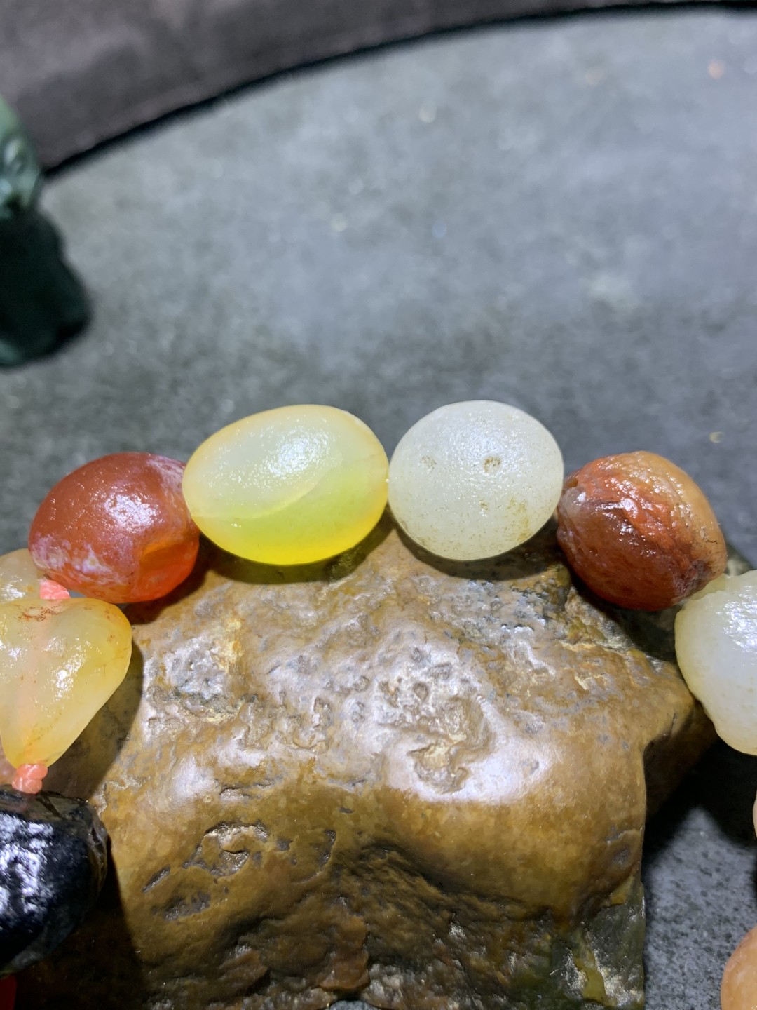 精美阿拉善彩珠玛瑙原石吊坠款手串一条，
