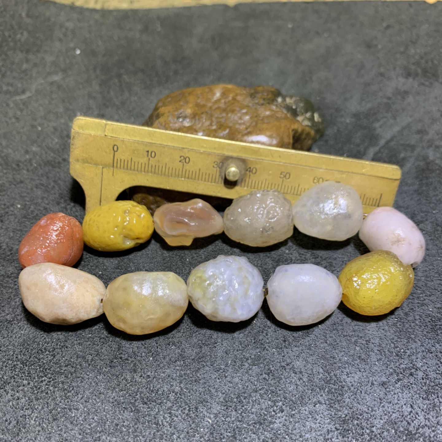 精美天然阿拉善粉彩糖心玛瑙原石手串一条，
