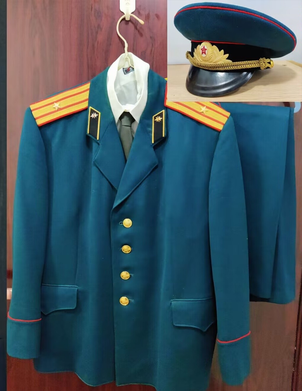 全场0元起拍 第26期 咸鱼国勋章拍卖专场 2月1日（周三）下午6：00开始 苏联m69通讯兵少校礼服一套 将官定制面料