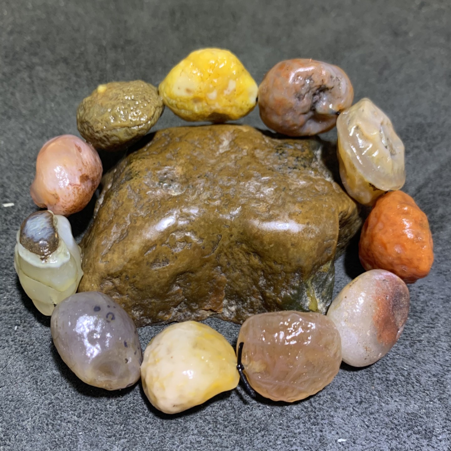 精美阿拉善多宝石原石手串一条，