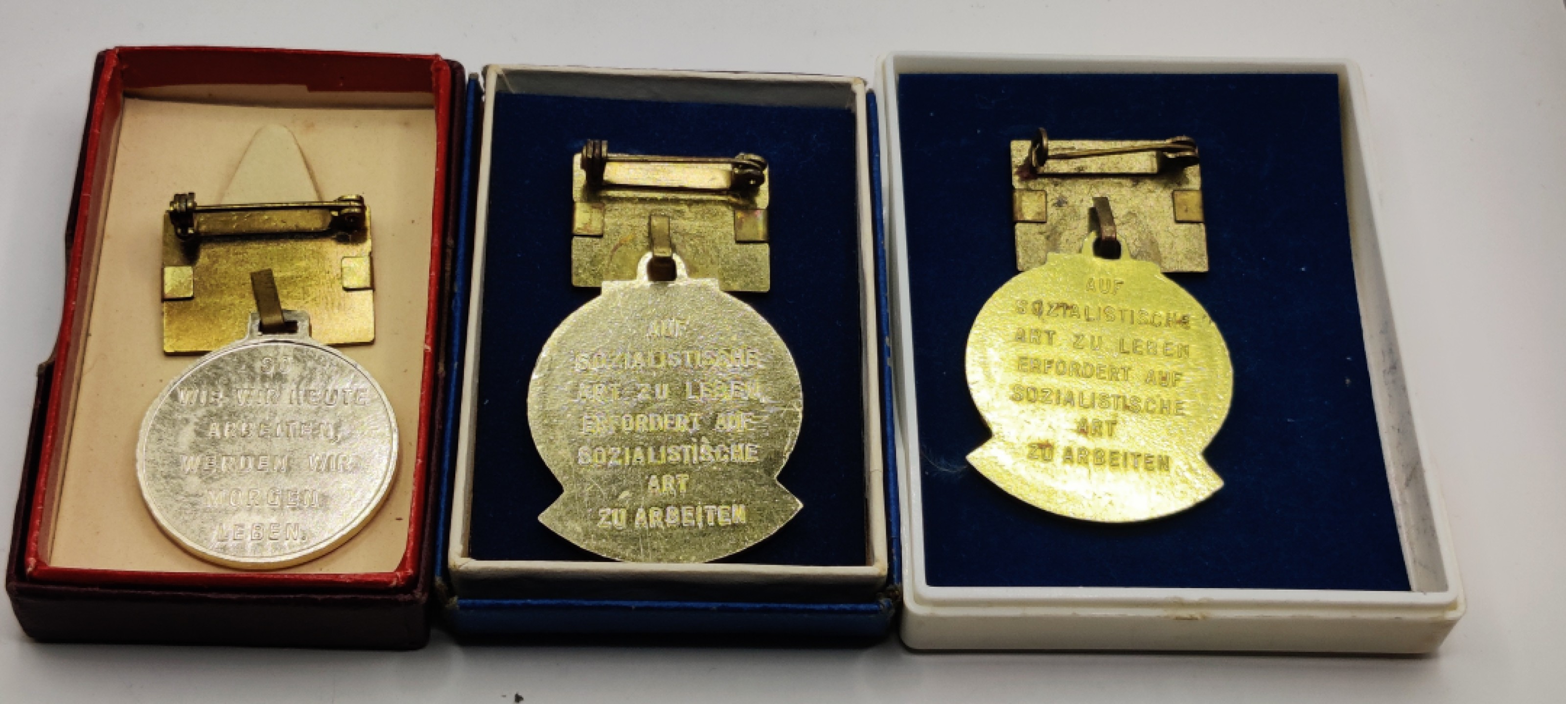 全场0元起拍 第26期 咸鱼国勋章拍卖专场 2月1日（周三）下午6：00开始 东德七年计划积极份子奖章连续年份1963-1965 一套