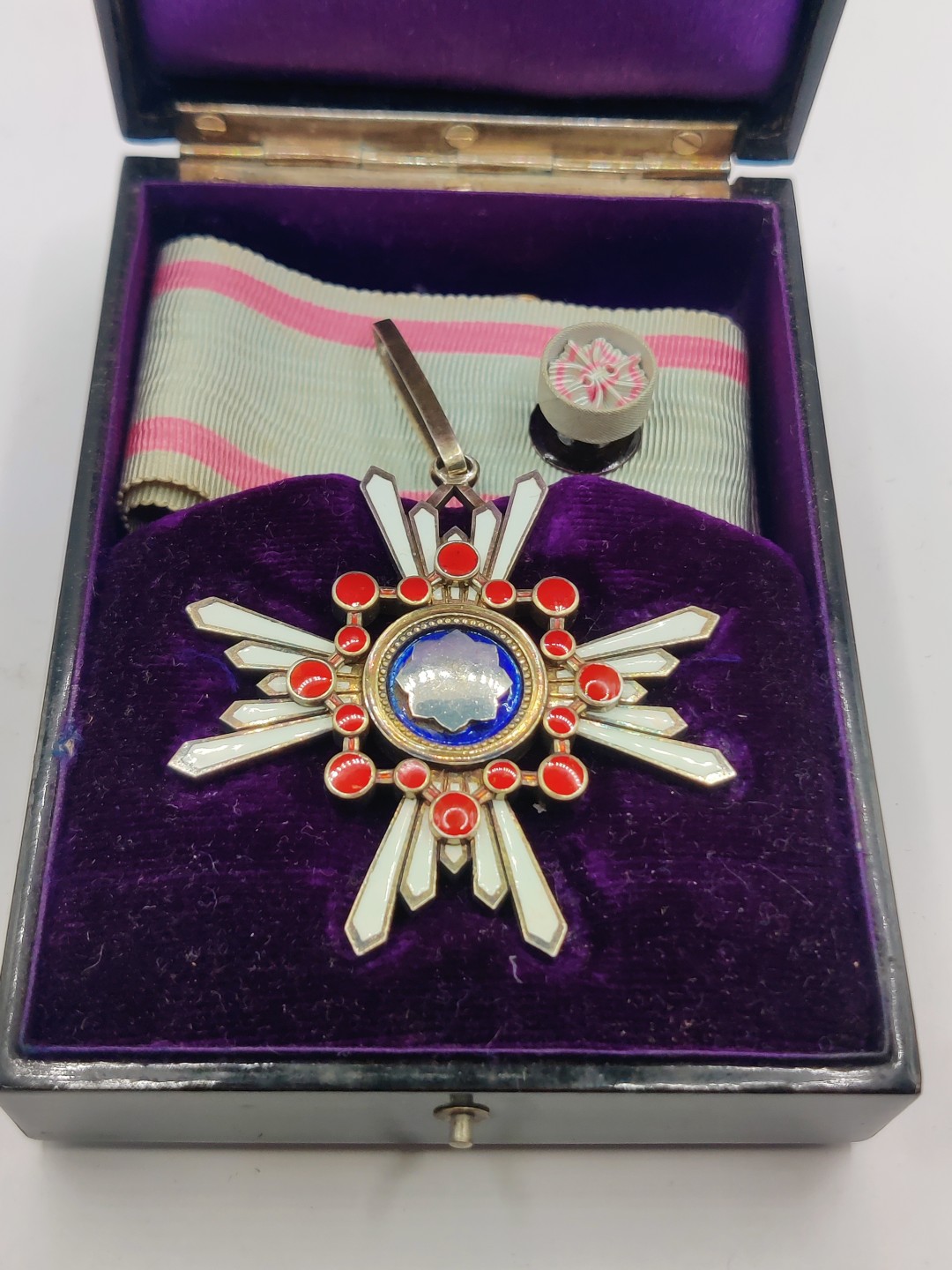 全场0元起拍 第26期 咸鱼国勋章拍卖专场 2月1日（周三）下午6：00开始 粉色绶带 三等瑞宝章 银制带盒略