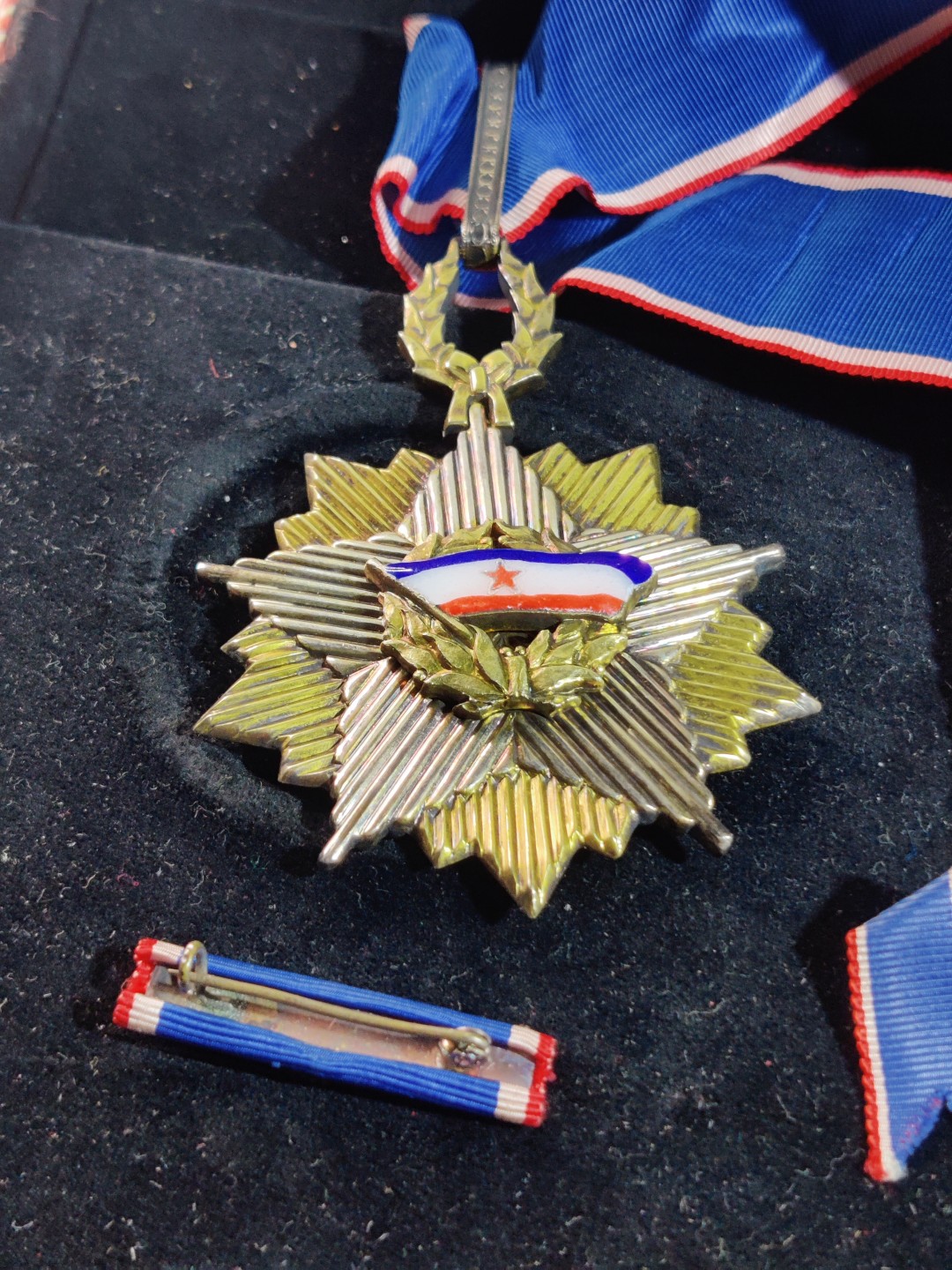 全场0元起拍 第26期 咸鱼国勋章拍卖专场 2月1日（周三）下午6：00开始 早期五火炬滚边盒版南斯拉夫三级旗帜勋章银质珐琅