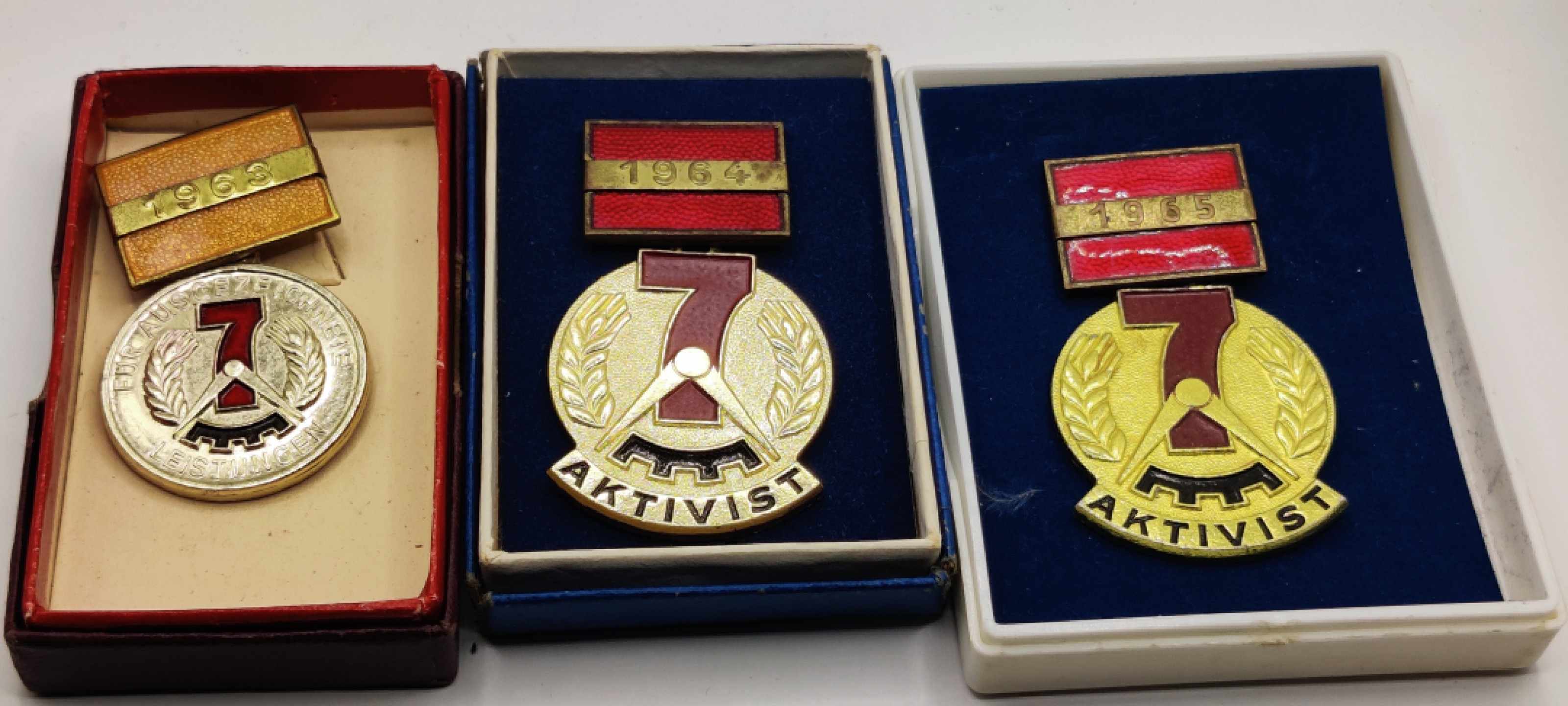 全场0元起拍 第26期 咸鱼国勋章拍卖专场 2月1日（周三）下午6：00开始 东德七年计划积极份子奖章连续年份1963-1965 一套