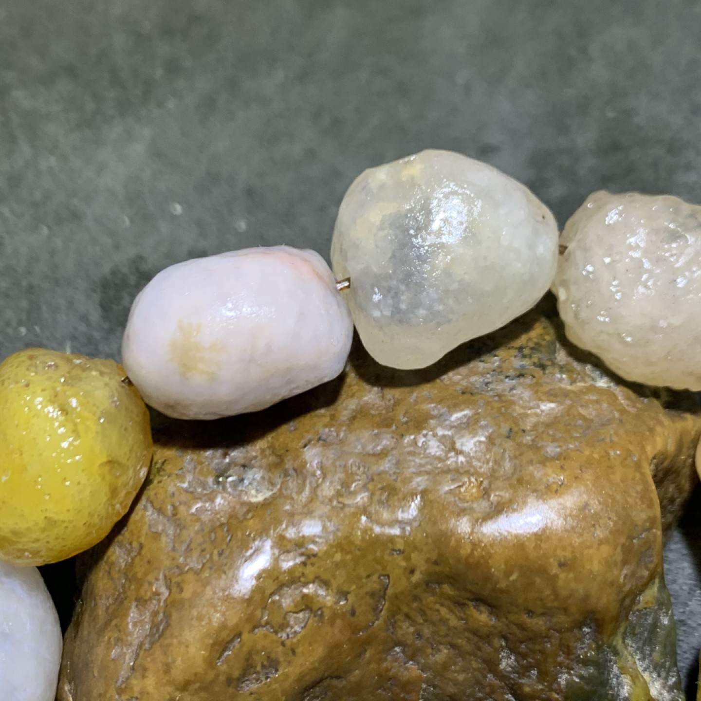 精美天然阿拉善粉彩糖心玛瑙原石手串一条，