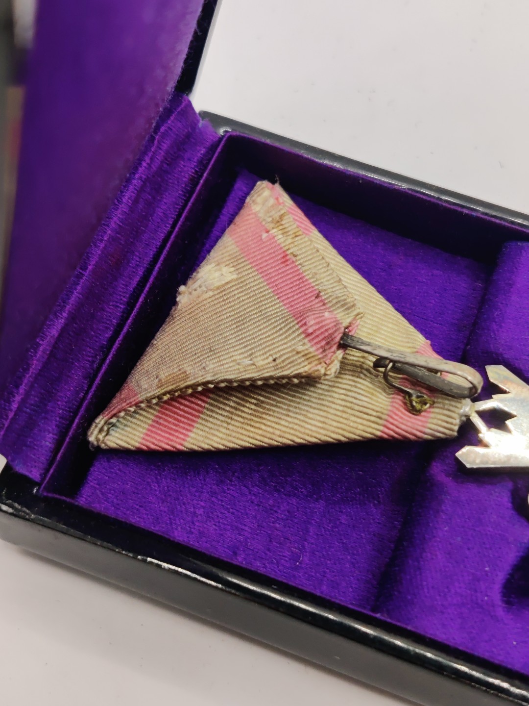 全场0元起拍 第26期 咸鱼国勋章拍卖专场 2月1日（周三）下午6：00开始 粉色绶带 六等瑞宝章 银制带盒