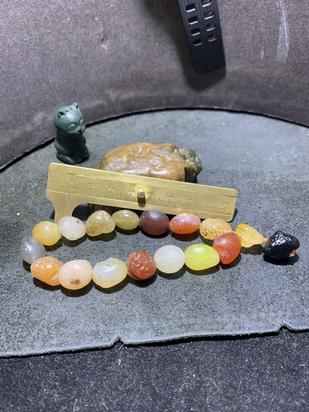 精美阿拉善彩珠玛瑙原石吊坠款手串一条，
