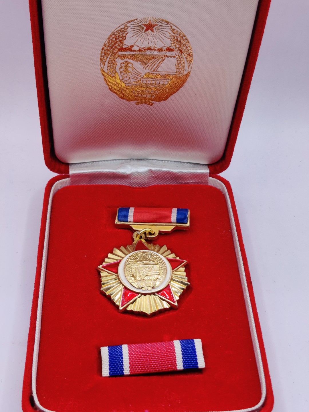 全场0元起拍 第26期 咸鱼国勋章拍卖专场 2月1日（周三）下午6：00开始 朝总联烫金国辉盒 共和国创建20年纪念勋章