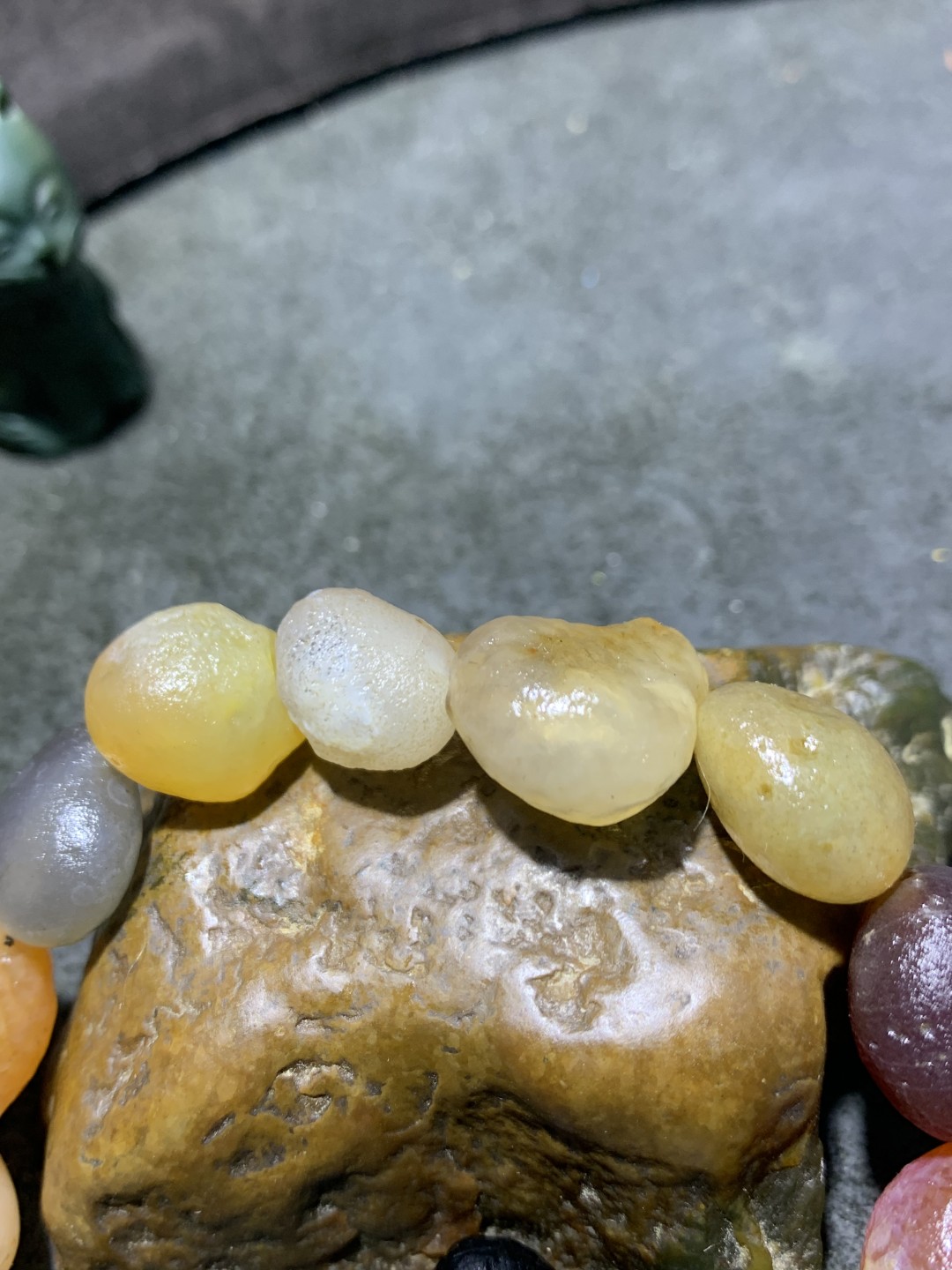 精美阿拉善彩珠玛瑙原石吊坠款手串一条，