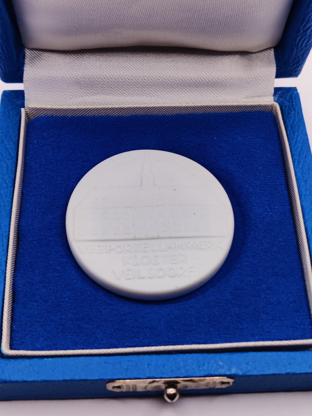 全场0元起拍 第26期 咸鱼国勋章拍卖专场 2月1日（周三）下午6：00开始 东德菲尔斯多夫瓷器厂200周年纪念章陶瓷制