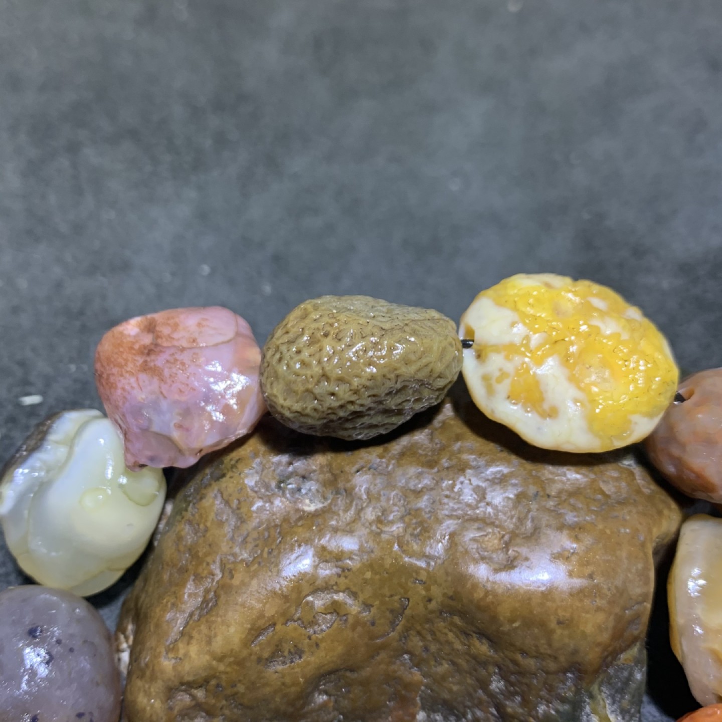 精美阿拉善多宝石原石手串一条，