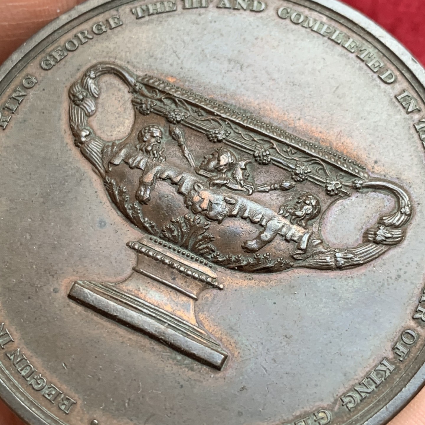 《竞宝斋》第130场-周日，周一连拍 (全场包邮) 1821年英国托马斯花瓶铜章，英国古典章系列，经典图案，直径53mm，重量64g