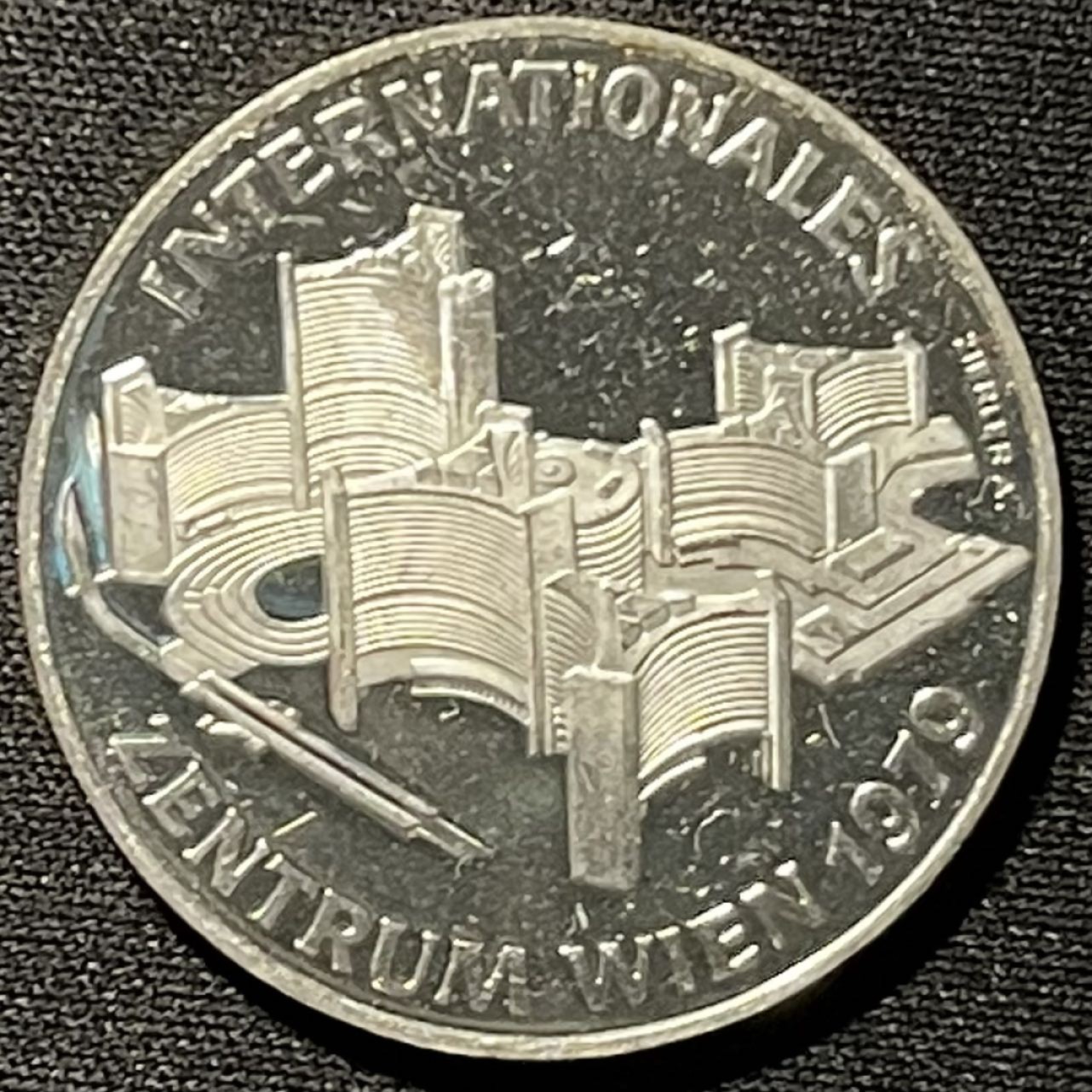 紫瑗钱币——第249期拍卖 奥地利 1979 维也纳国际中心 100先令 24克 0.64银 精制