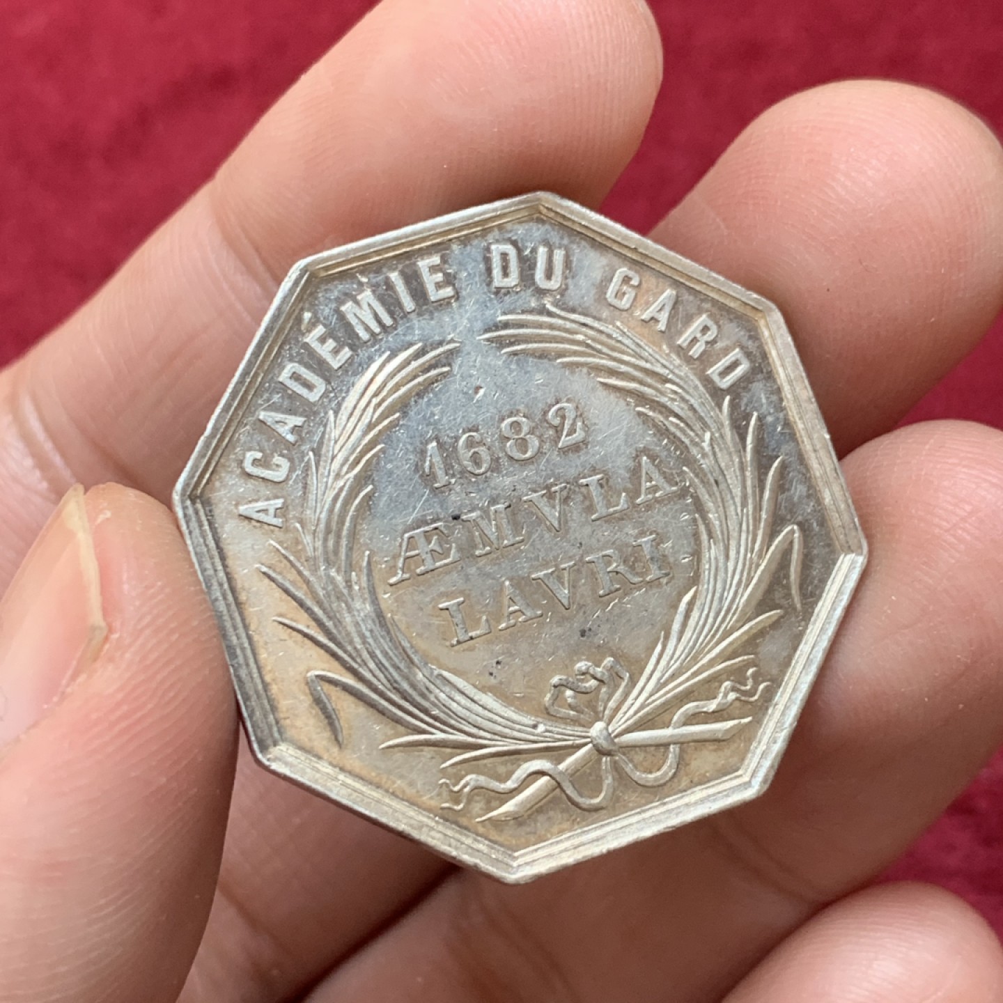 《竞宝斋》第130场-周日，周一连拍 (全场包邮) 法国 宠物鳄鱼 银质八角代用币 稀少品种  15.1克 丰饶角 银标