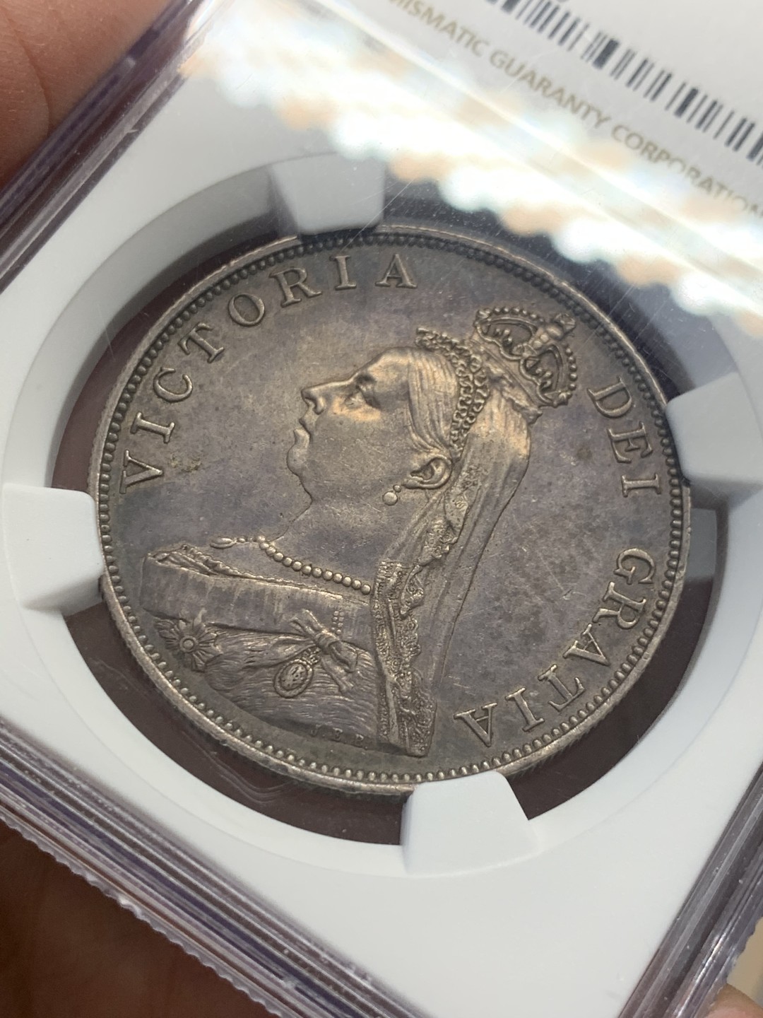 《竞宝斋》第130场-周日，周一连拍 (全场包邮) NGC AU 1887年 英国 维多利亚 高冠 双佛罗林/4先令 银币 深包浆 细节好