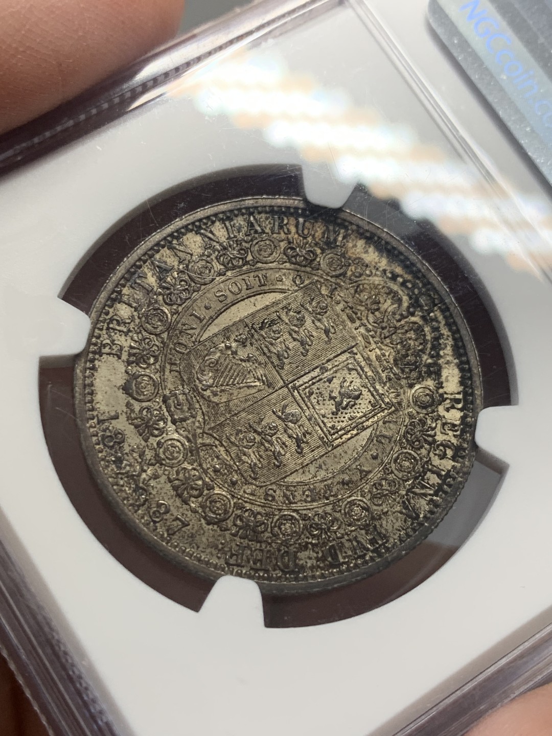 《竞宝斋》第130场-周日，周一连拍 (全场包邮) NGC MS62 英国1887年维多利亚高冠半克朗银币黑纸袋包浆